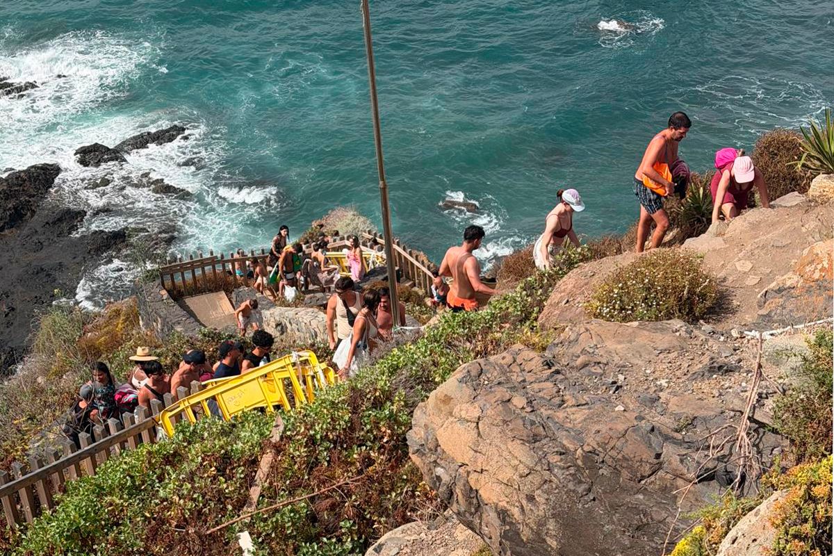 Bañistas abandonan la playa de Benijo por el acceso cerrado, en una zona expuesta al riesgo de desprendimientos desde el talud. | DA