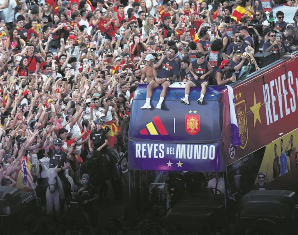 ‘Reyes del mundo’ era el eslogan de la guagua descubierta que transportaba ayer a los jugadores de la selección nacional en su apoteósico recorrido por las calles de Madrid