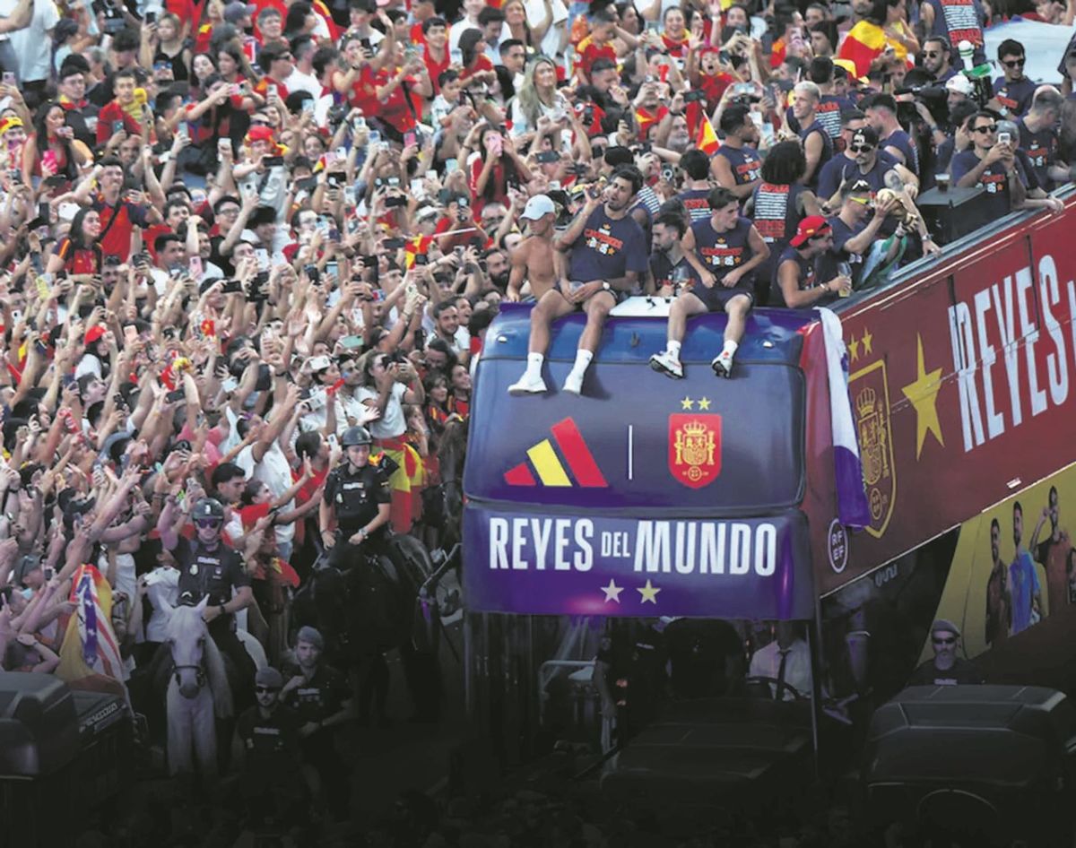 ‘Reyes del mundo’ era el eslogan de la guagua descubierta que transportaba ayer a los jugadores de la selección nacional en su apoteósico recorrido por las calles de Madrid