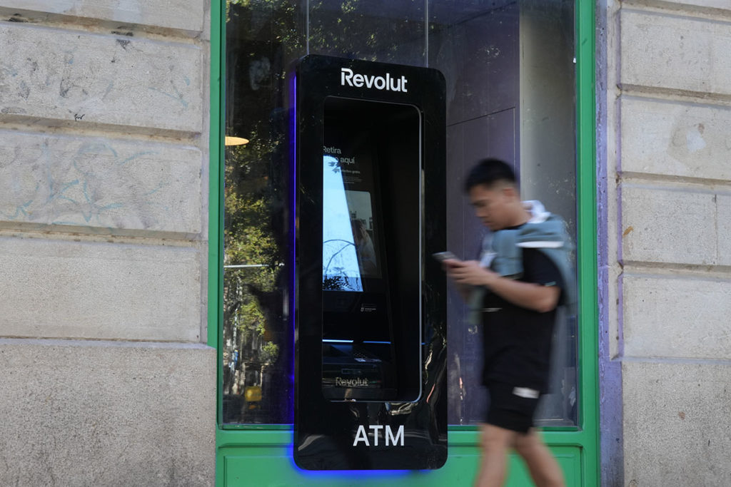 Revolut traerá sus cajeros automáticos a Canarias antes de que termine el año