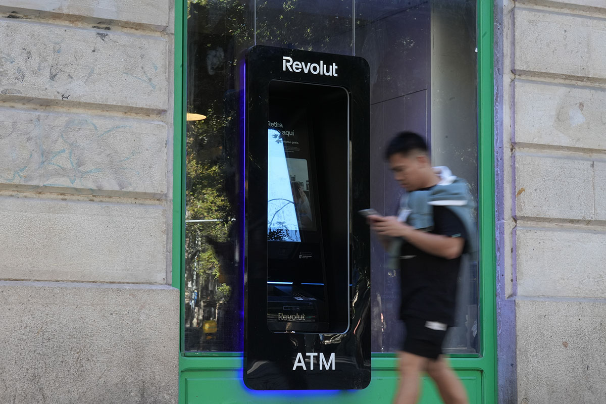 Revolut traerá sus cajeros automáticos a Canarias antes de que termine el año