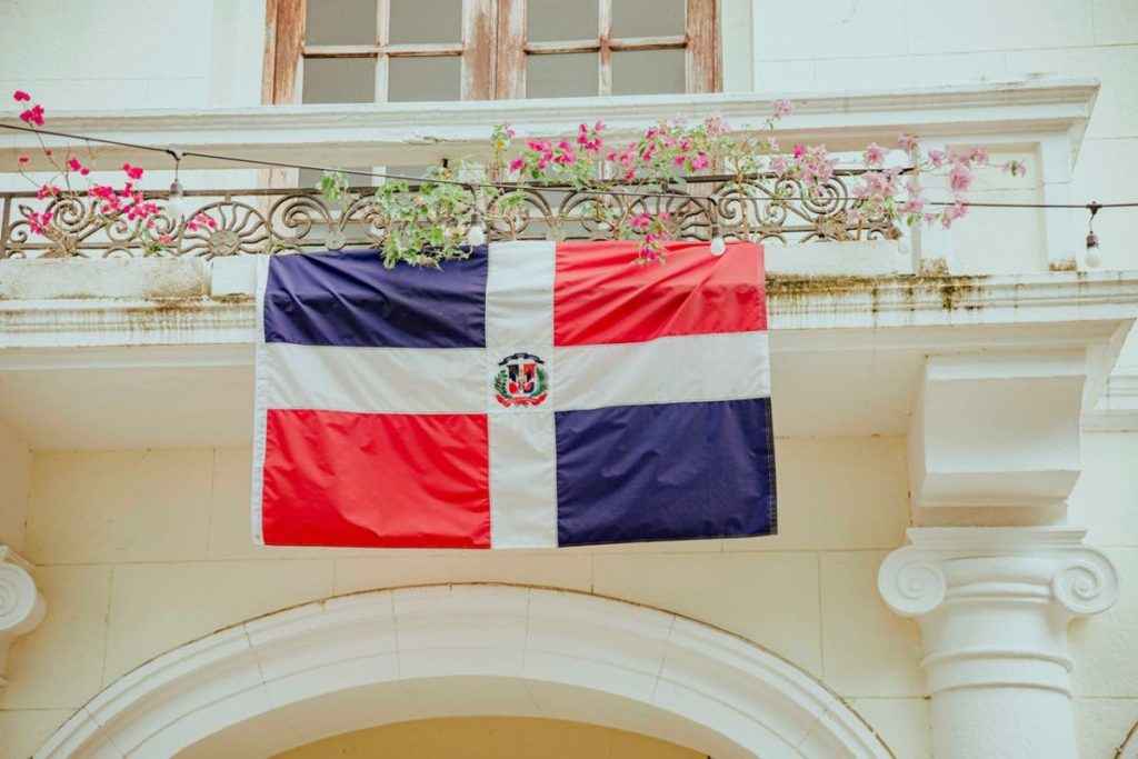 Una bandera de República Dominicana ondea en la fachada de un edificio. | DA