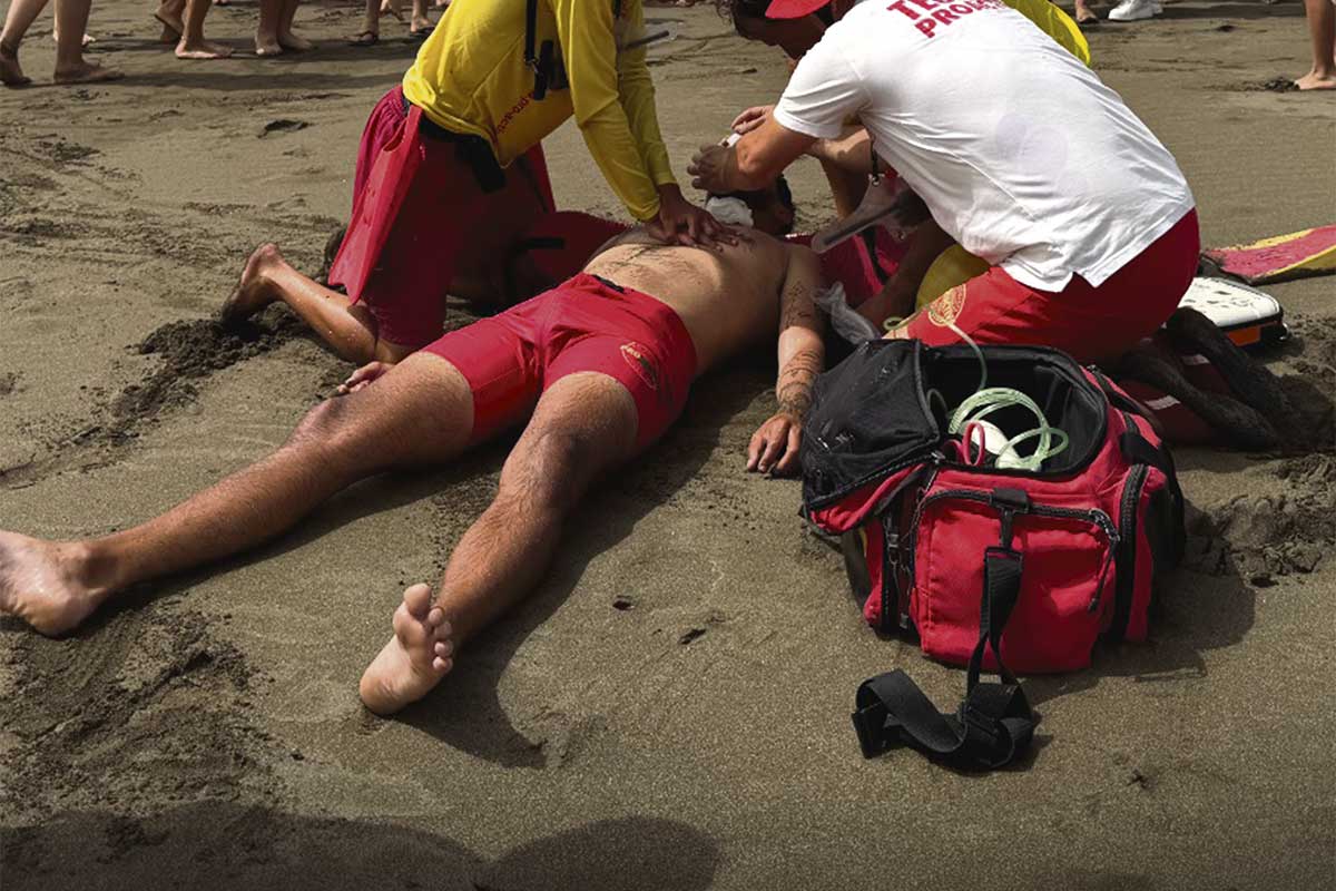 Simulacro de rescate acuático realizado por dos socorristas en una playa de Canarias