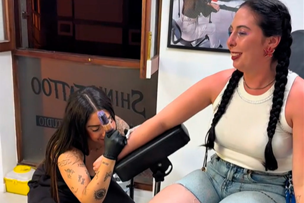 La tatuadora de las excomponentes de Nueva Línea, rompe su silencio: “Ese tatuaje no tuvo nada que ver con el grupo”