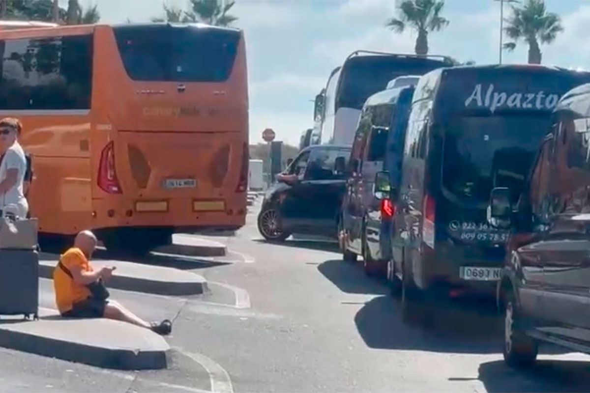 El nuevo peaje de Aena a las guaguas discrecionales atasca el aeropuerto de Tenerife Sur