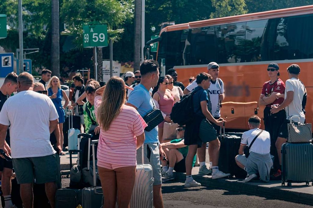 El transporte discrecional, en pie de guerra contra Aena por el “caos” de la nueva tasa en el aeropuerto del Sur