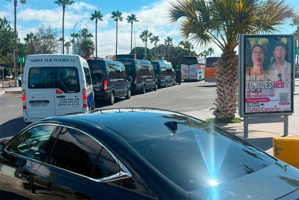 El transporte discrecional, en pie de guerra contra Aena por el “caos” de la nueva tasa en el aeropuerto del Sur