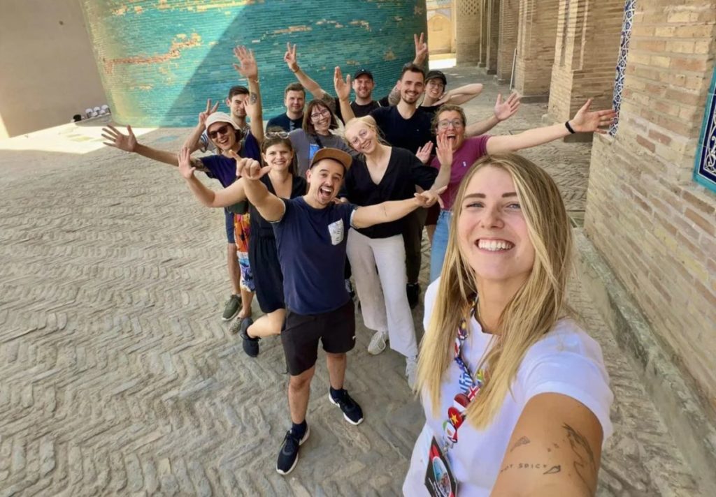 Un grupo de viajeros posa durante una visita uno de los destinos propuestos como alternativa a los enclaves más masificados. | WeRoad