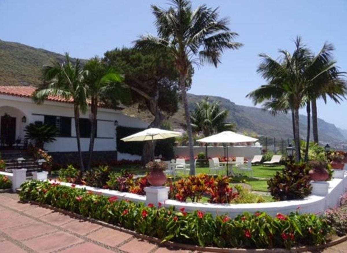 Exterior de Casa Rural Malpaís Trece, en Tenerife, rodeada de jardines y vegetación y con vistas al entorno costero. | Booking