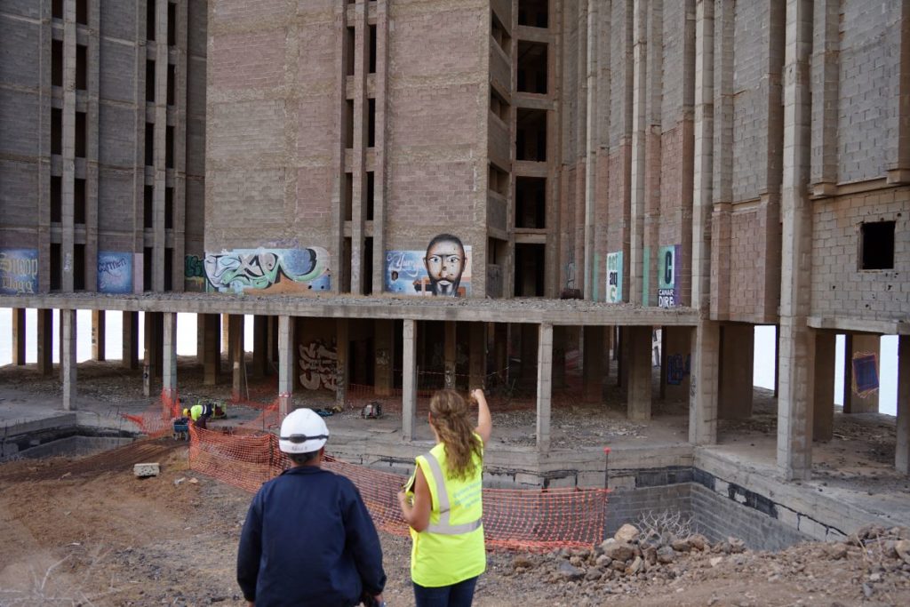 Adiós a las escaleras de acceso al mamotreto de Añaza: Santa Cruz prepara una zanja para impedir nuevas entradas