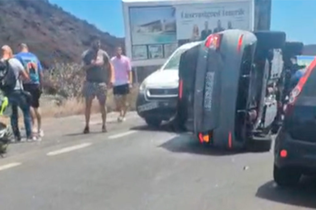 Aparatoso accidente en la TF-652: un coche acaba volcado