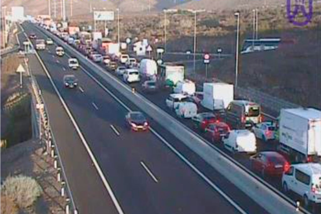 Accidente múltiple en la TF-1: seis coches implicados y más de 5km de retención
