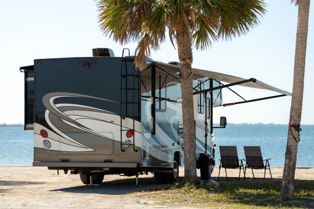 ¿Es legal dormir en una autocaravana frente a una playa en Canarias? La DGT aclara cuándo pueden multarte