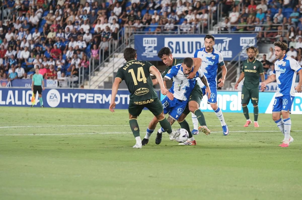 El CD Tenerife sufre su primera derrota del curso ante el Sporting (0-1)