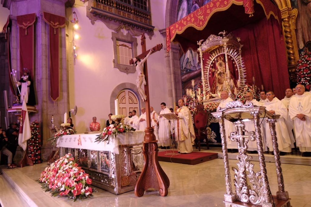 El viento obliga a suspender la procesión de la Virgen de Candelaria