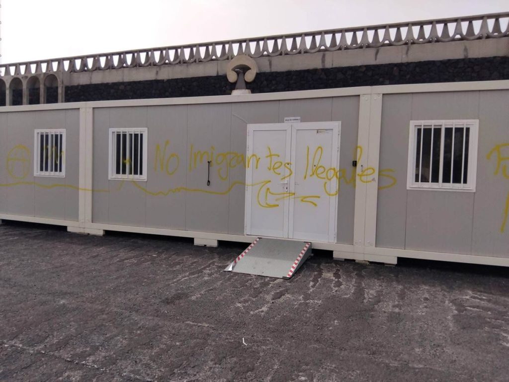 El Hierro condena las pintadas xenófobas aparecidas en los barracones de acogida de La Restinga