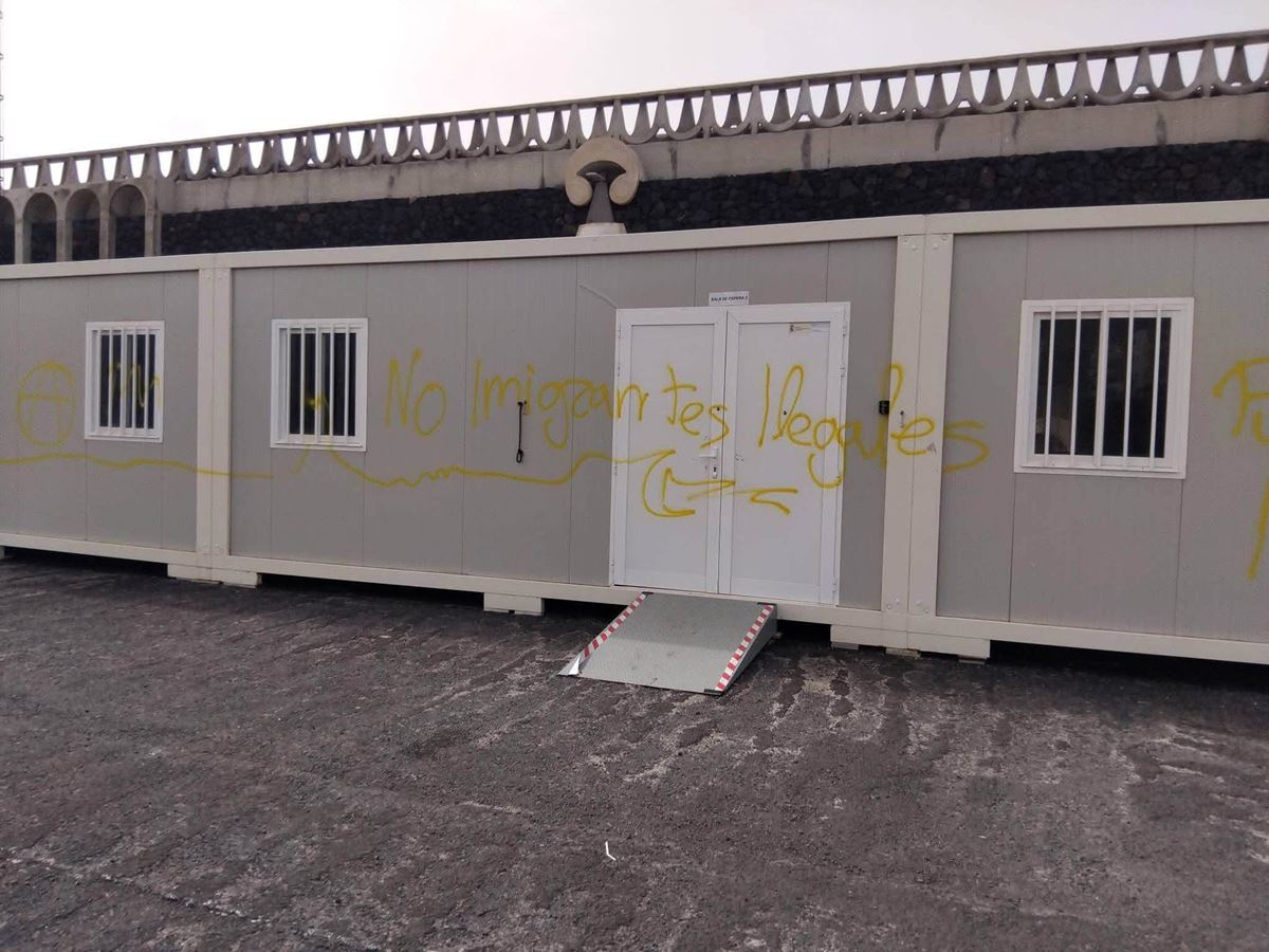 El Hierro condena las pintadas xenófobas aparecidas en los barracones de acogida de La Restinga