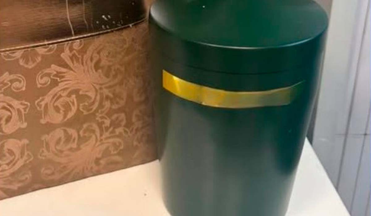 Encuentran una urna con cenizas en la taquilla de un supermercado: el insólito motivo por el que la dejaron allí