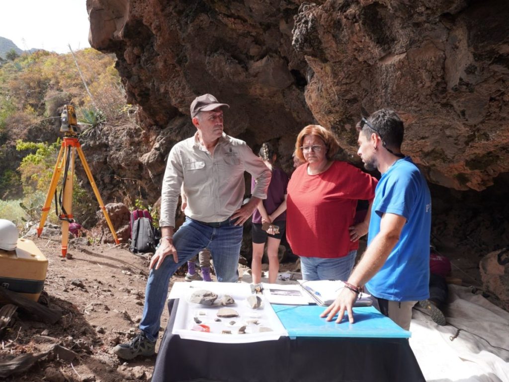 Arqueólogos investigan en Tenerife una cueva habitada por guanches después de la conquista
