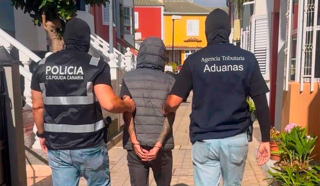 Registran cinco casas en La Orotava y hallan un arsenal, heroína y 300.000 euros en efectivo