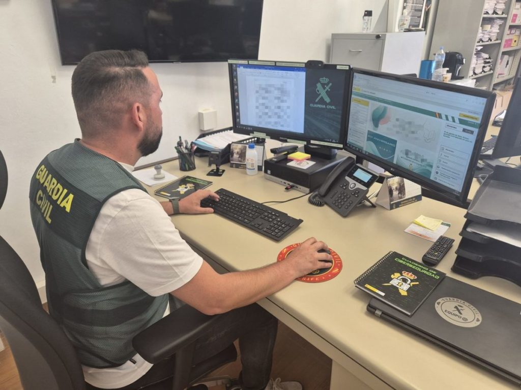 Un agente de la Guardia Civil frente a un ordenador. | EP
