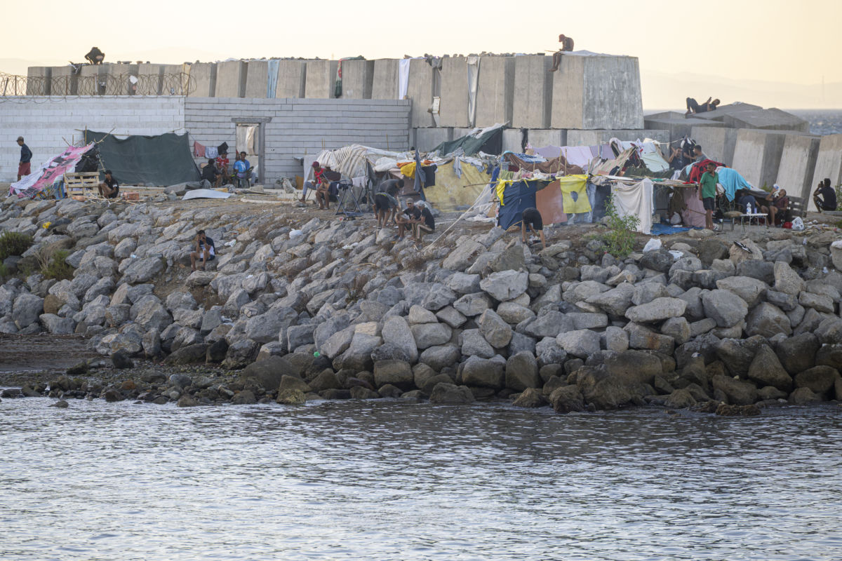 Decenas de personas viven y pernoctan en la playa del Trampolín, a 28 de agosto de 2026, en Ceuta. | EP