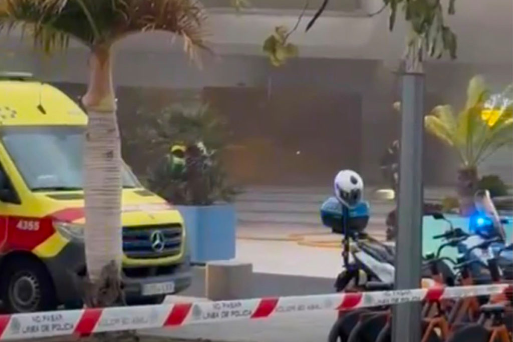 Un incendio en el garaje de un hotel de Costa Adeje obliga a desalojar a trabajadores y clientes