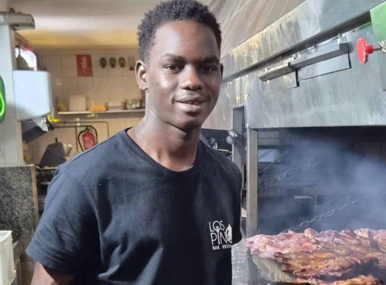 Demba llegó hace unos meses a Los Pinos y hoy el restaurante presume de él: "Estamos muy orgullosos de ti"