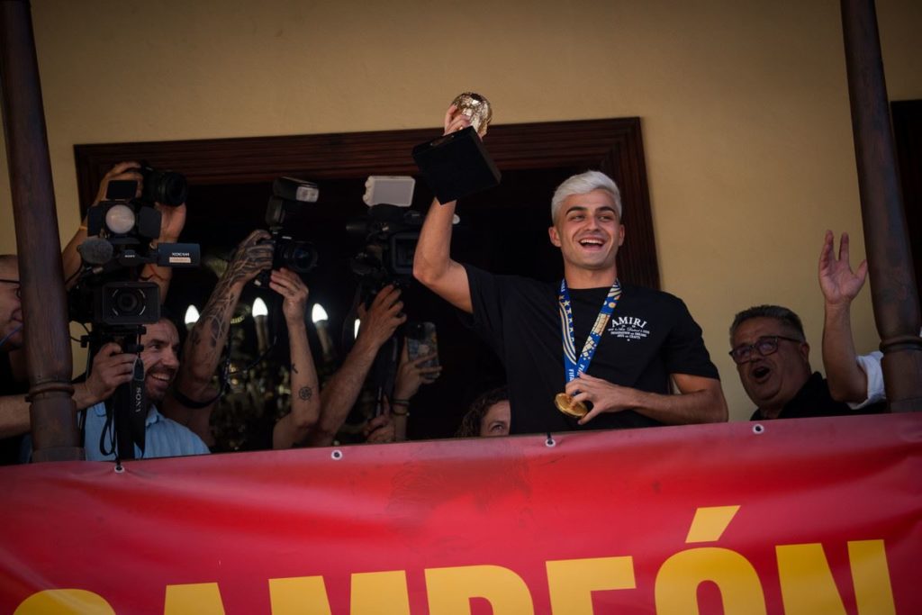 Tegueste aclama a Pedri, su mayor embajador