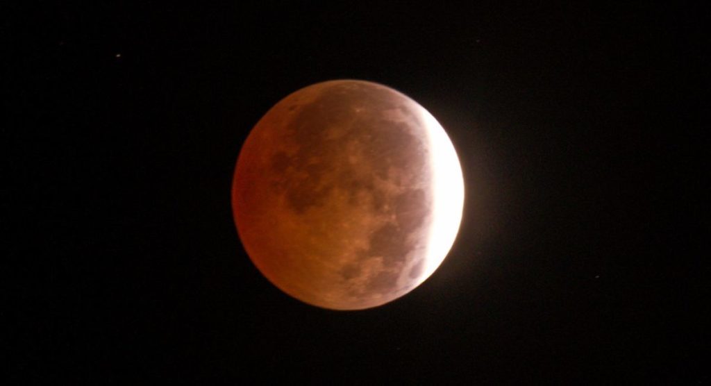 Imagen del último eclipse lunar desde el Parque Nacional del Teide. | Eduardo García