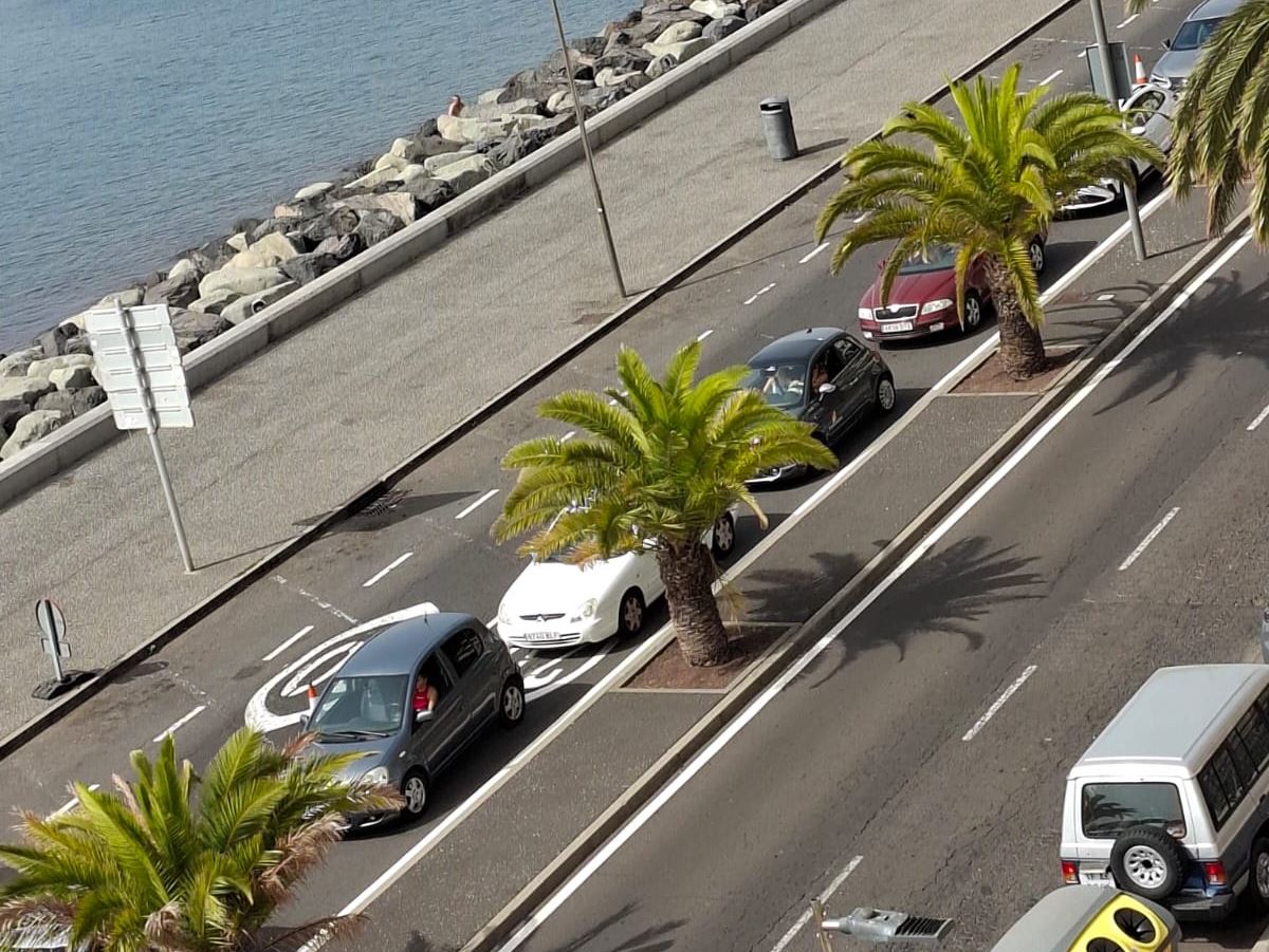 Colapso de tráfico para acceder a la playa de Las Teresitas pese al carril bus