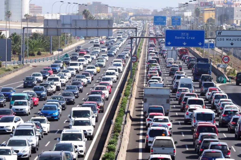 Canarias llega a los dos millones de vehículos tras su mayor acelerón desde 2020