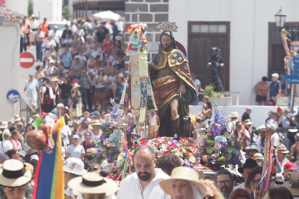 Garachico celebra su multitudinaria romería de San Roque entre el fervor popular y el homenaje a Carlos Acosta
