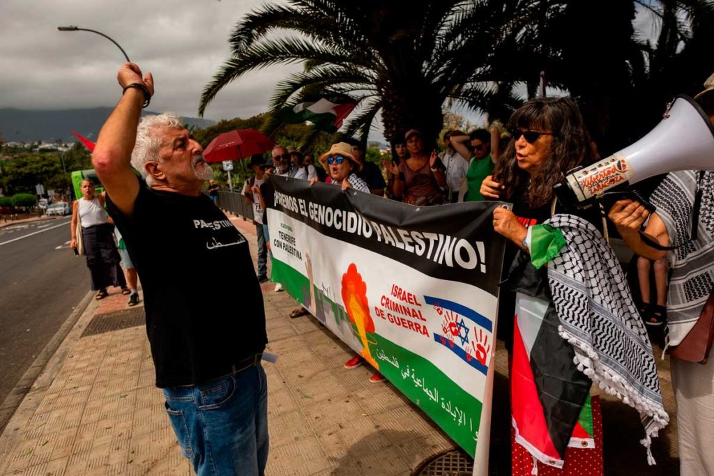 Manifestantes claman en Tenerife contra la presencia de Israel en el Mundial de waterpolo