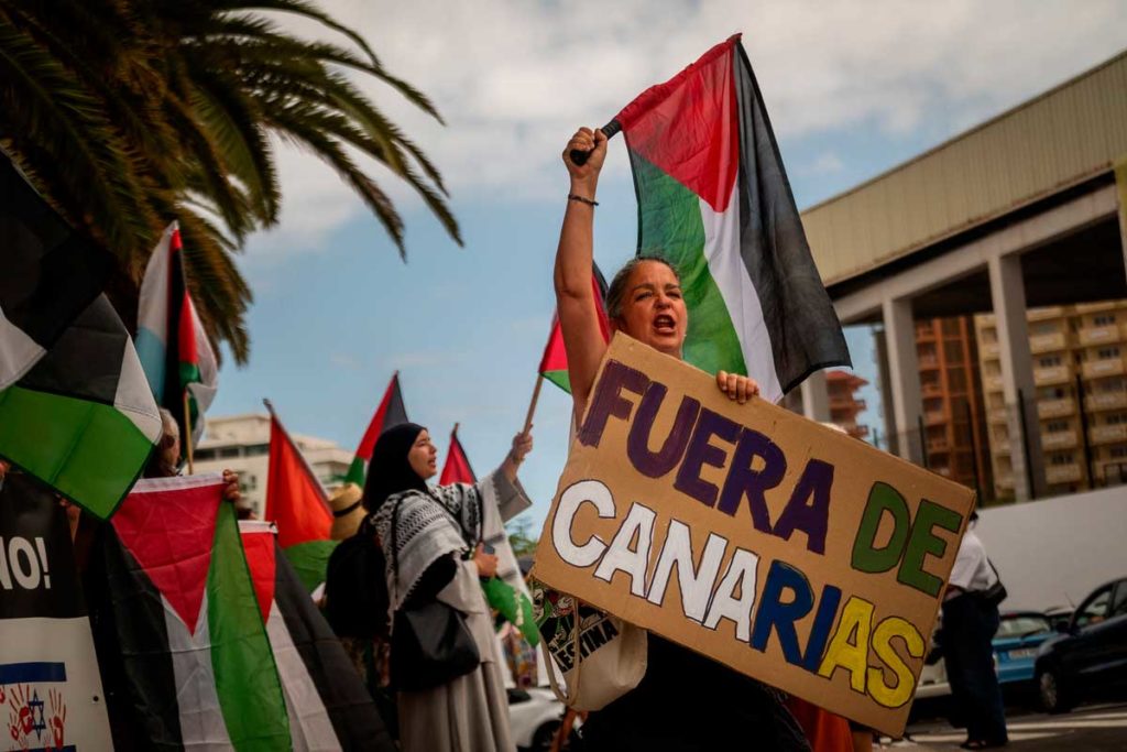 Manifestantes claman en Tenerife contra la presencia de Israel en el Mundial de waterpolo