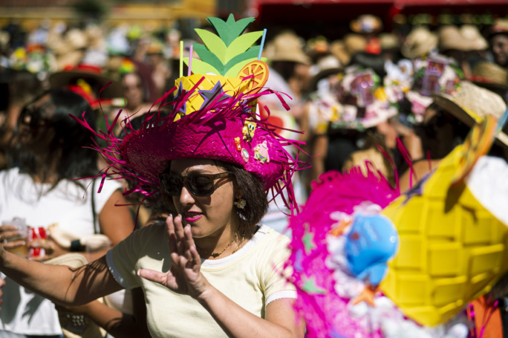 Tejina se entrega a la Fiesta de la Pamela: verbena, creatividad y miles de sombreros