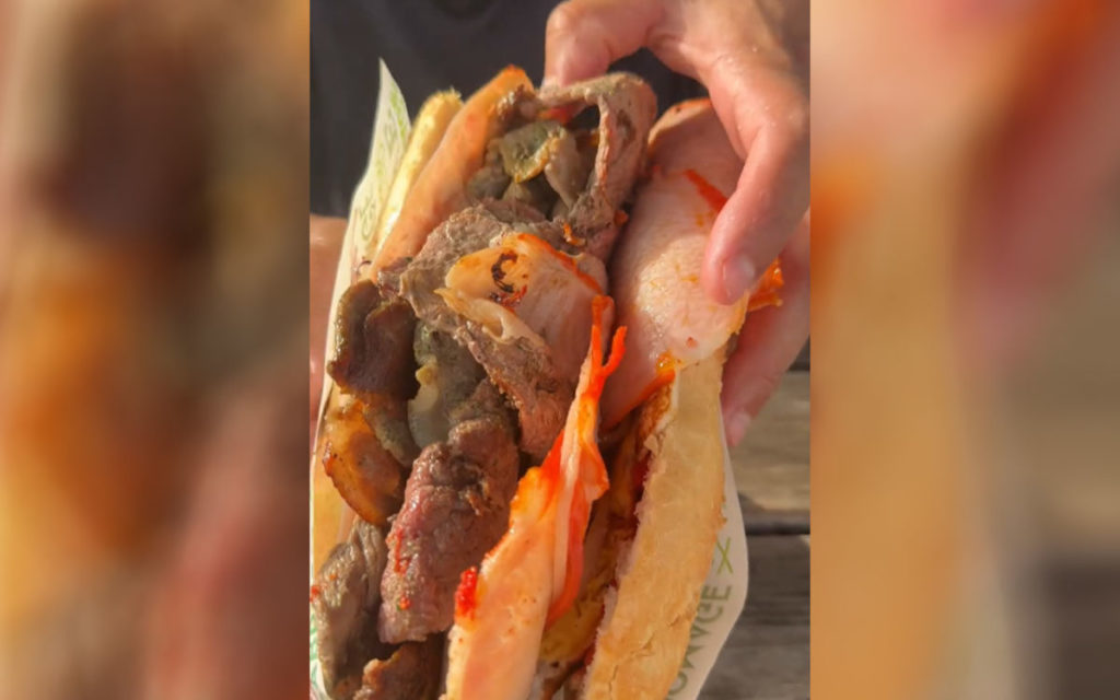 El bocadillo ‘Frankenstein’ de Bocaditos Chafira, en el Sur de Tenerife, destaca por su gran cantidad de carne y un peso que ronda el kilo. | TikTok @rodricome