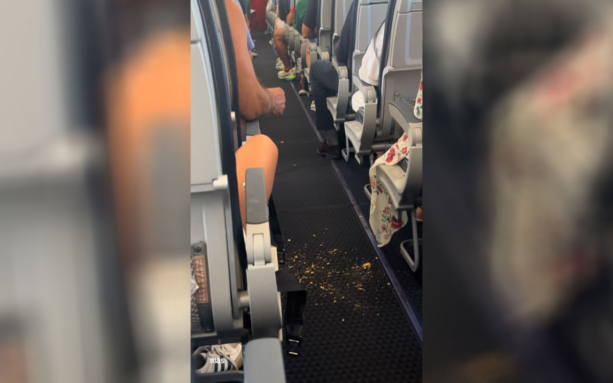 El pasajero deja caer al suelo del avión los restos de comida. | TikTok