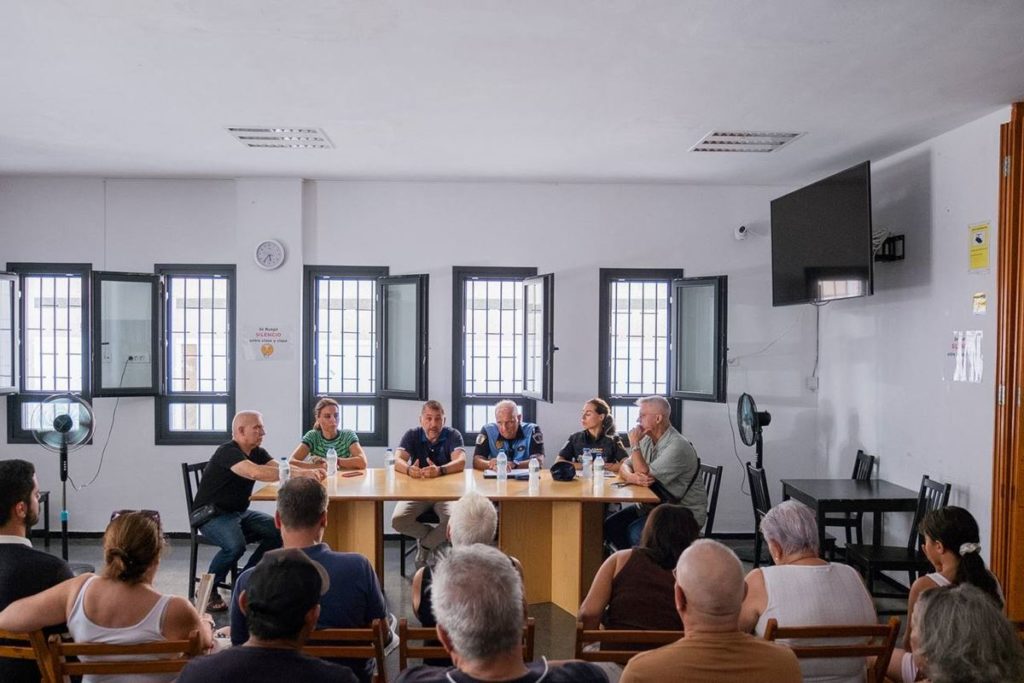 Refuerzan la vigilancia en Somosierra tras la quema de 16 contenedores y seis vehículos
