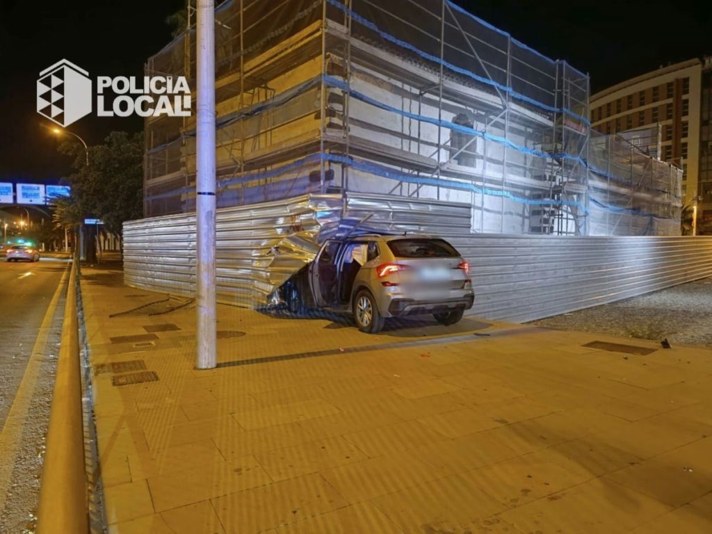 Buscan al conductor que se empotró contra una ermita de Santa Cruz y se dio a la fuga