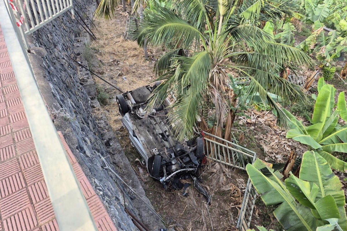 Rescate de urgencia en la TF-16: se precipita con su coche a una finca