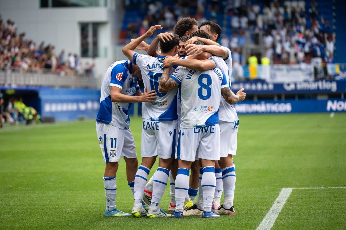 El CD Tenerife dispara la ilusión con una contundente victoria en su debut liguero (1-3)