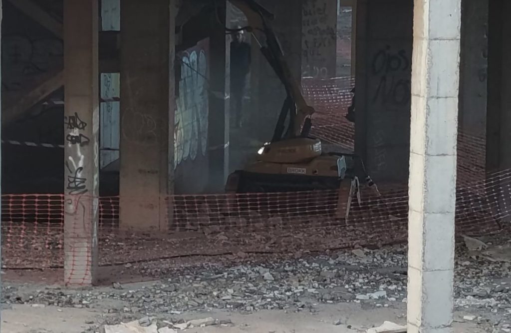 Santa Cruz Council Destroys Staircases to Seal Dangerous Abandoned Building in Añaza