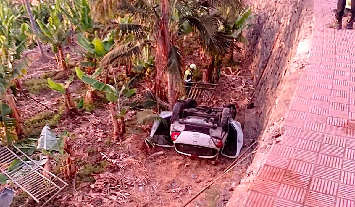Rescate de urgencia en la TF-16: se precipita con su coche a una finca