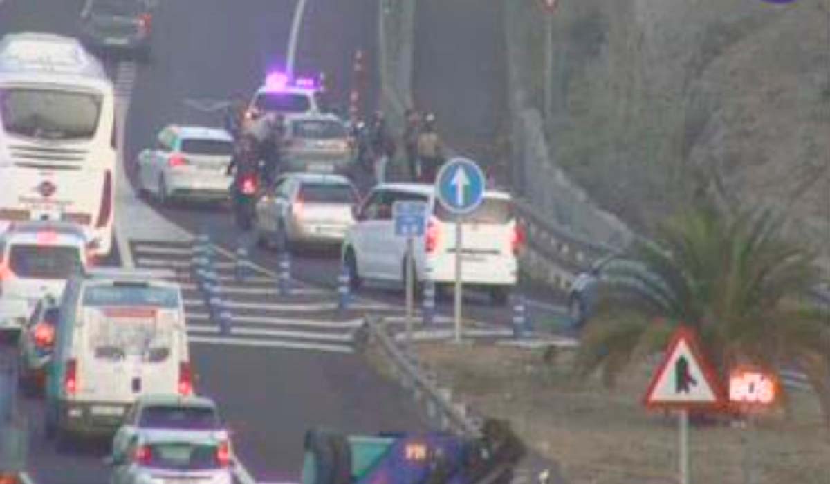Colapso en la TF-1 por un accidente: las colas llegan hasta el Aeropuerto Tenerife Sur