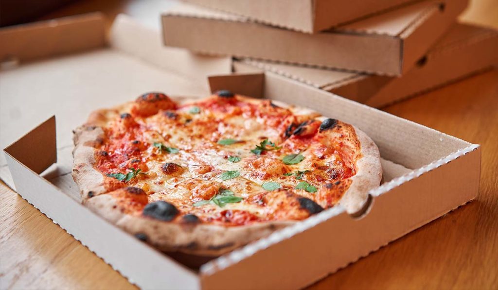 Prohibidas estas cajas de pizza y los sobres de ketchup y azúcar: entra en vigor la ley europea de envases