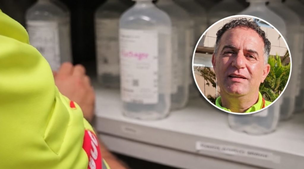 Un profesional del Servicio de Urgencias Canario, junto a medicamentos almacenados para su uso sanitario