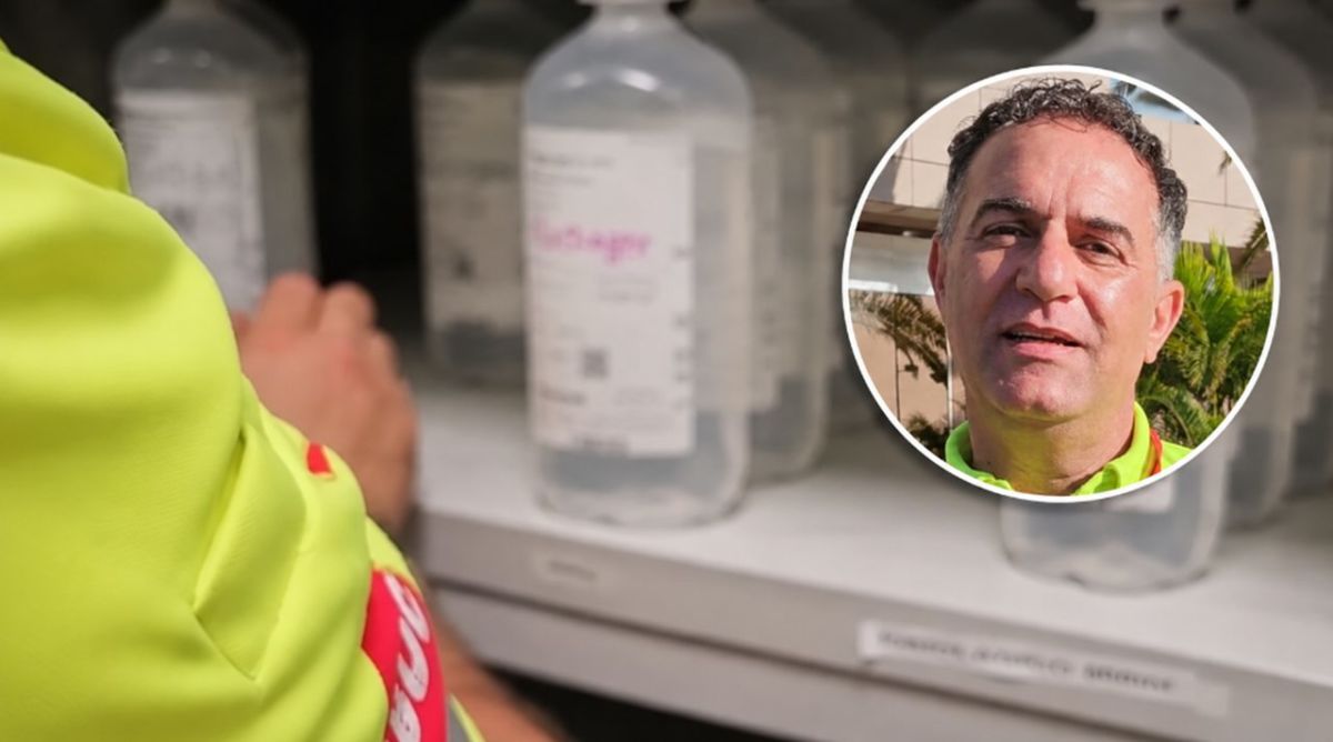 Un profesional del Servicio de Urgencias Canario, junto a medicamentos almacenados para su uso sanitario