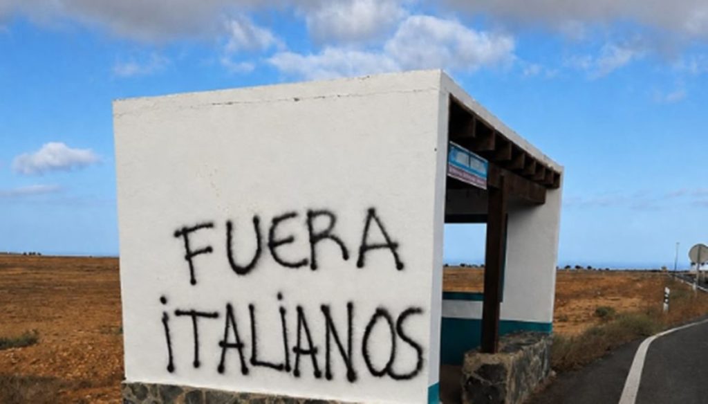 Pintada con el mensaje “Fuera italianos” en una construcción situada junto a una carretera de Fuerteventura. | @soumi_diawara5 (Instagram)