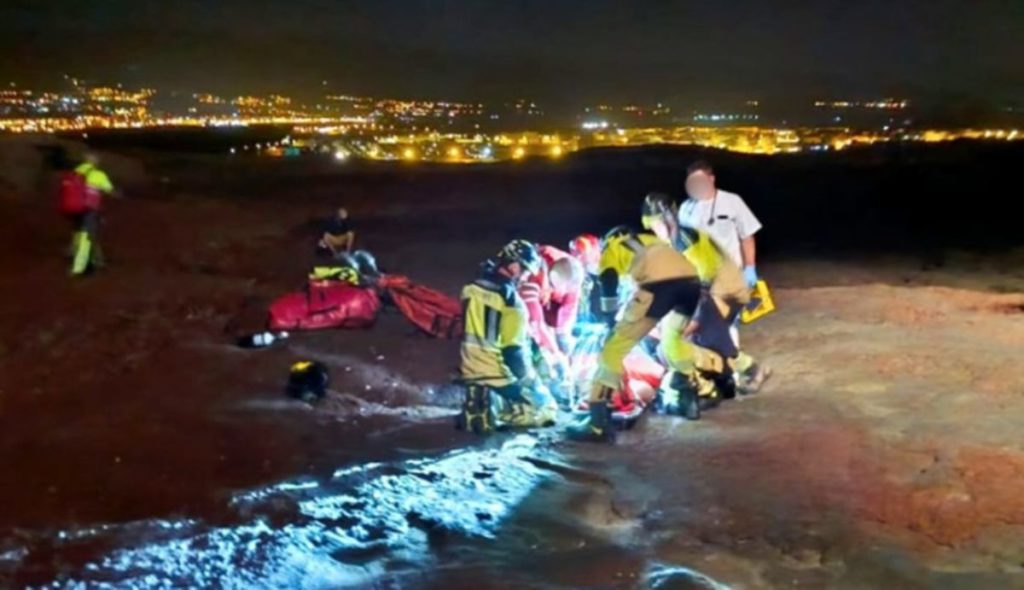 Imagen del operativo de Bomberos de Tenerife para rescatar al joven atrapado por la subida de la marea en la costa. | Bomberos de Tenerife